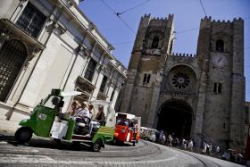 ‘TUK-TUK’ EM PROTESTO OFERECEM PASSEIOS GRATUITOS EM LISBOA