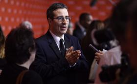 HUMORISTA JOHN OLIVER FAZ ANÚNCIOS TELEVISIVOS PARA “EDUCAR” DONALD TRUMP