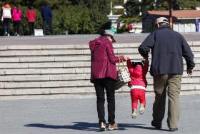 TURQUIA ANUNCIA PROJETO-PILOTO EM QUE VAI PAGAR SALÁRIO A AVÓS QUE CUIDEM DOS NETOS