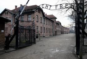 TRIBUNAL POLACO CONDENA DOIS PORTUGUESES POR DANIFICAREM PORTÃO EM AUSCHWITZ