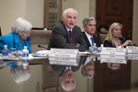 MEMBRO DA RESERVA FEDERAL DOS EUA ANUNCIA DEMISSÃO