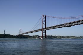 TRÂNSITO CORTADO NA PONTE 25 DE ABRIL NO SENTIDO NORTE-SUL DEVIDO A ACIDENTE COM FERIDOS – PSP