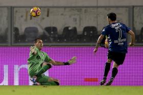 DOUGLAS RENOVA CONTRATO COM VITÓRIA DE GUIMARÃES POR DOIS ANOS