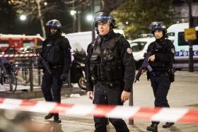 DISTÚRBIOS NA PERIFERIA DE PARIS PELA TERCEIRA NOITE CONSECUTIVA FAZEM 26 DETIDOS