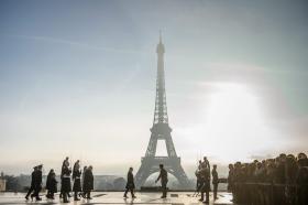 TORRE EIFFEL SERÁ PROTEGIDA POR PAREDE DE VIDRO À PROVA DE BALA