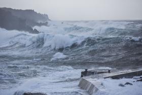 AGITAÇÃO MARÍTIMA E CHUVA FORTE DEIXAM COSTA CONTINENTAL E AÇORES EM AVISO AMARELO