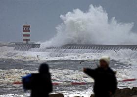 DUAS BARRAS MARÍTIMAS DO NORTE ENCERRADAS À NAVEGAÇÃO