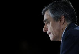 FILLON ADMITE QUE “FOI UM ERRO ÉTICO” DAR EMPREGO À MULHER E AOS FILHOS