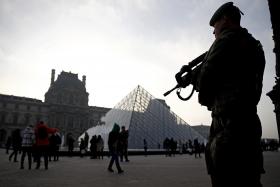PRIMEIRO-MINISTRO FRANCÊS CONSIDERA ATAQUE A MILITAR EM PARIS UM ATO DE TERRORISMO