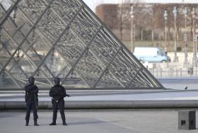 CONFIRMADA IDENTIDADE E NACIONALIDADE DO HOMEM QUE ATACOU MILITARES NO LOUVRE