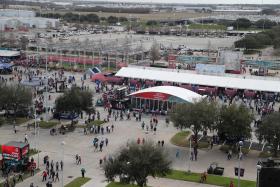 CENTENAS MANIFESTAM-SE CONTRA TRUMP EM HOUSTON ANTES DO INÍCIO DO “SUPER BOWL”