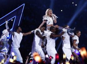LADY GAGA ILUMINA SUPER BOWL COM MENSAGENS DE INCLUSÃO