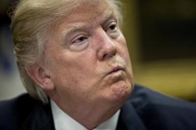 TRUMP PROMETE “COOPERAÇÃO ESTREITA” COM MARIANO RAJOY E PEDE FUNDOS PARA A NATO