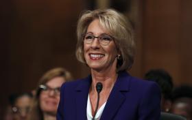 VICE DE TRUMP FORÇADO A DESEMPATAR VOTAÇÃO PARA CONFIRMAR SECRETÁRIA DE EDUCAÇÃO