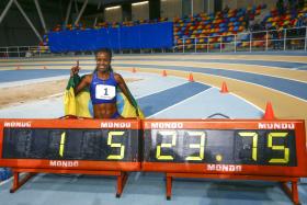 GENZEBE DIBABA BATE RECORDE DO MUNDO DOS 2.000 METROS EM PISTA COBERTA