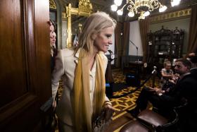 CASA BRANCA DEVE INVESTIGAR E EVENTUALMENTE PUNIR CONWAY – AGÊNCIA PARA ÉTICA