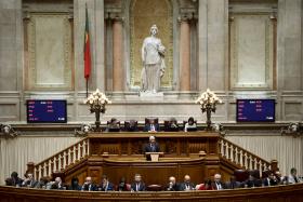 PARLAMENTO CHUMBA PROJETOS DO CDS E PSD SOBRE TSU, BAIXA DO IRC E PEC