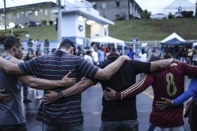 FAMÍLIAS DE POLÍCIAS MANTÊM BLOQUEIO A QUARTÉIS EM ESTADO DO BRASIL