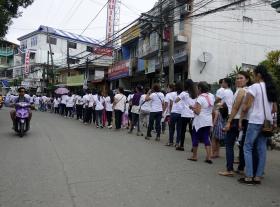 MILHARES NAS RUAS NAS FILIPINAS DEVIDO A RÉPLICAS DE FORTE SISMO QUE FEZ SEIS MORTES