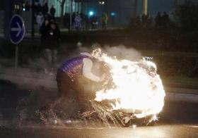 PROTESTOS CONTRA ALEGADA VIOLAÇÃO POLICIAL VOLTAM A RESVALAR EM CONFRONTOS PERTO DE PARIS