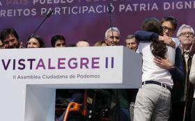PÚBLICO APLAUDE ABRAÇO DE PABLO IGLESIAS E ÍÑIGO ERREJÓN DO PODEMOS