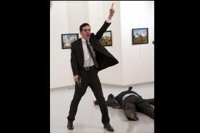 FOTÓGRAFO TURCO VENCE WORLD PRESS PHOTO COM IMAGEM DA MORTE DE EMBAIXADOR RUSSO