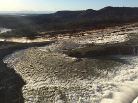 NÍVEIS DE ÁGUA EM BARRAGEM NOS EUA BAIXAM APÓS EVACUAÇÃO EM MASSA