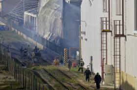 MAIS DE 20 HOMENS E 11 VEÍCULOS AINDA NO RESCALDO DO INCÊNDIO EM ARMAZÉM DE ENXOFRE