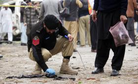 CINCO MORTOS E 15 FERIDOS EM ATENTADO À BOMBA EM LAHORE, NO PAQUISTÃO