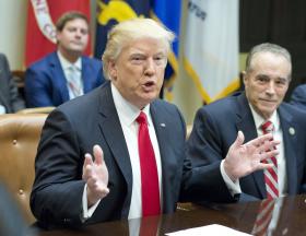 TRUMP PROMETE NOVO DECRETO SOBRE IMIGRAÇÃO “PARA A PRÓXIMA SEMANA”