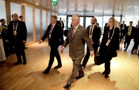 WASHINGTON PEDE A PEQUIM PARA AJUDAR A “MODERAR” COREIA DO NORTE