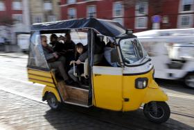 DEZENAS DE ‘TUK TUK’ À ‘BORLA’ NO DOMINGO, EM LISBOA, ALERTAM PARA REGULAMENTO MUNICIPAL