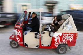 ‘TUK-TUK’ EM PROTESTO OFERECEM HOJE PASSEIOS GRATUITOS EM LISBOA