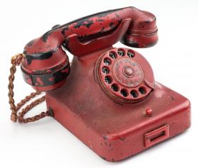 TELEFONE VERMELHO DE ADOLF HITLER VENDIDO EM LEILÃO POR 239 MIL EUROS