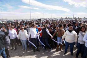 MEXICANOS FORMAM “MURO HUMANO” JUNTO À FRONTEIRA COM OS EUA EM PROTESTO CONTRA TRUMP