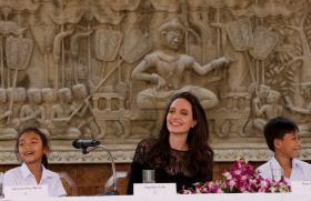 ANGELINA JOLIE APRESENTA NOVO FILME NO CAMBOJA