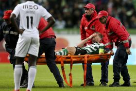 ADRIEN SILVA SEIS A OITO SEMANAS DE FORA DEVIDO A LESÃO NO JOELHO DIREITO