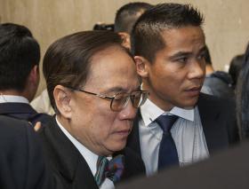 EX-LÍDER DO GOVERNO DE HONG KONG HOSPITALIZADO APÓS TER SIDO DETIDO
