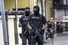 CORPO DE KIM JONG-NAM PROTEGIDO POR SEGURANÇAS NA MORGUE EM KUALA LUMPUR