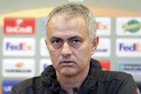 MOURINHO ESTAMPA INICIAIS CR NA CAMISOLA EM SOLIDARIEDADE COM RANIERI
