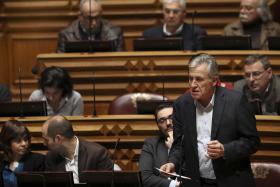 JERÓNIMO SUGERE QUE PSD/CDS VÃO CULPAR “EMPREGADA DA LIMPEZA” POR MILHÕES EM ‘OFFSHORE’