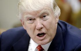 TRUMP REVOGA NORMA QUE PERMITIA ESTUDANTES TRANSEXUAIS ESCOLHEREM A CASA DE BANHO