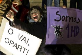 CRIANÇAS PROTESTAM À PORTA DE TEATRO CAMÕES CONTRA CANCELAMENTO DE ESPECTÁCULO