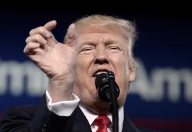 TRUMP ATACA IMPRENSA POR USO FONTES ANÓNIMAS MAS SEUS ASSESSORES FAZEM O MESMO