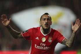 ‘BIS’ DE MITROGLOU AJUDA BENFICA A VENCER DESPORTIVO DE CHAVES