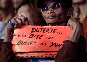 MANIFESTANTES NAS FILIPINAS ASSINALAM 31 ANOS DA DEPOSIÇÃO DE MARCOS E CRITICAM DUTERTE