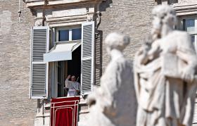 PAPA CRITICA BUSCA OBSESSIVA DE BENS MATERIAIS E DE RIQUEZAS