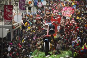 CARETOS, CABEÇUDOS E GERINGONÇAS AO SOM DE SAMBA SAEM À RUA PARA FESTEJAR CARNAVAL