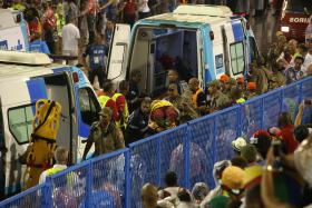 PELO MENOS OITO FERIDOS EM ACIDENTE COM CARRO ALEGÓRICO NO SAMBÓDROMO DO RIO DE JANEIRO