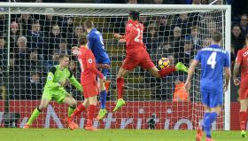 LEICESTER REGRESSA ÀS VITÓRIAS CONTRA O LIVERPOOL COM ‘BIS’ DE VARDY